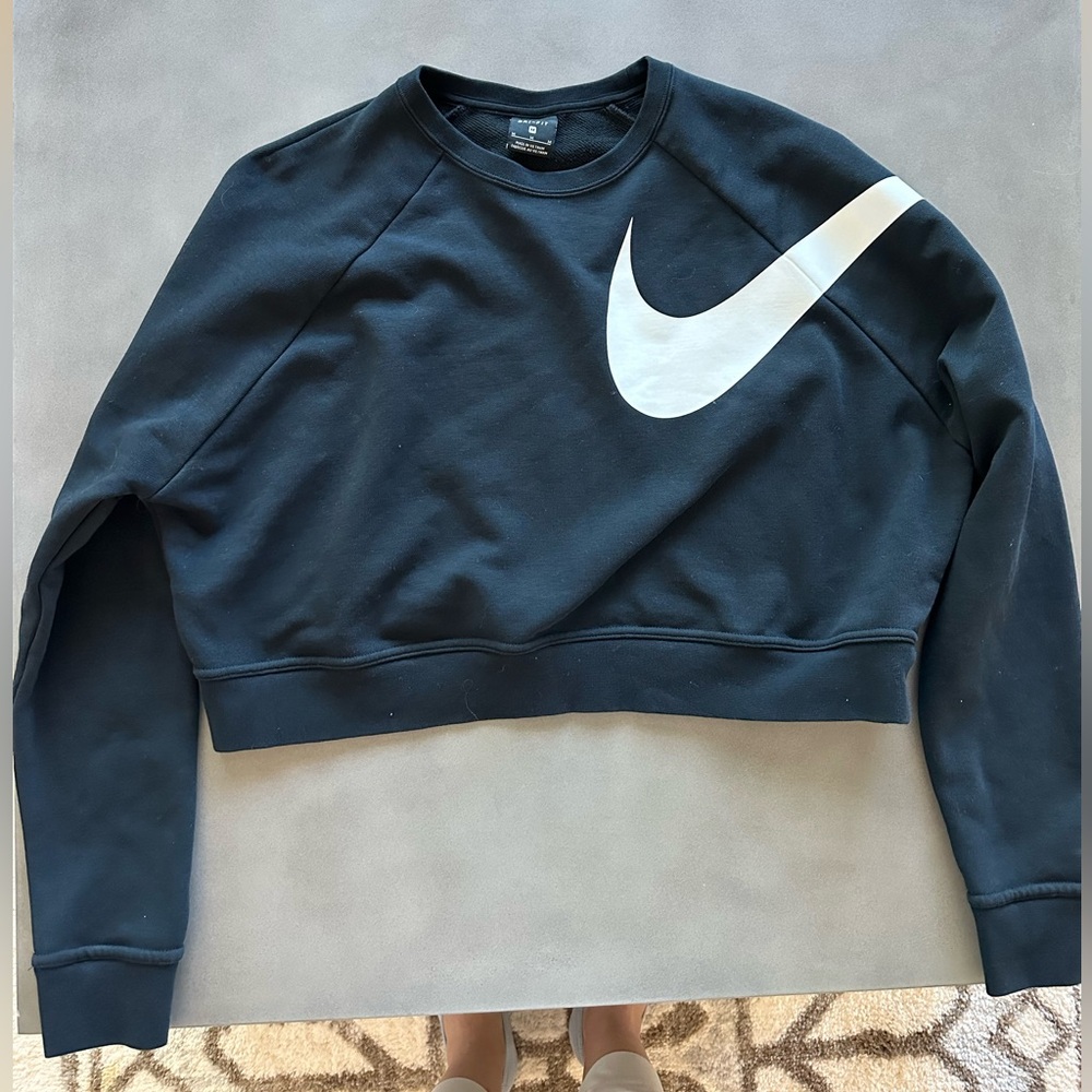 Women’s Nike cropped sweatshirt Size medium
